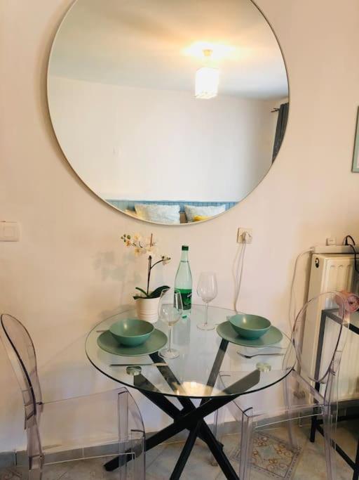 Cosy Studio Design With Modern Bathroom Vaureal Extérieur photo