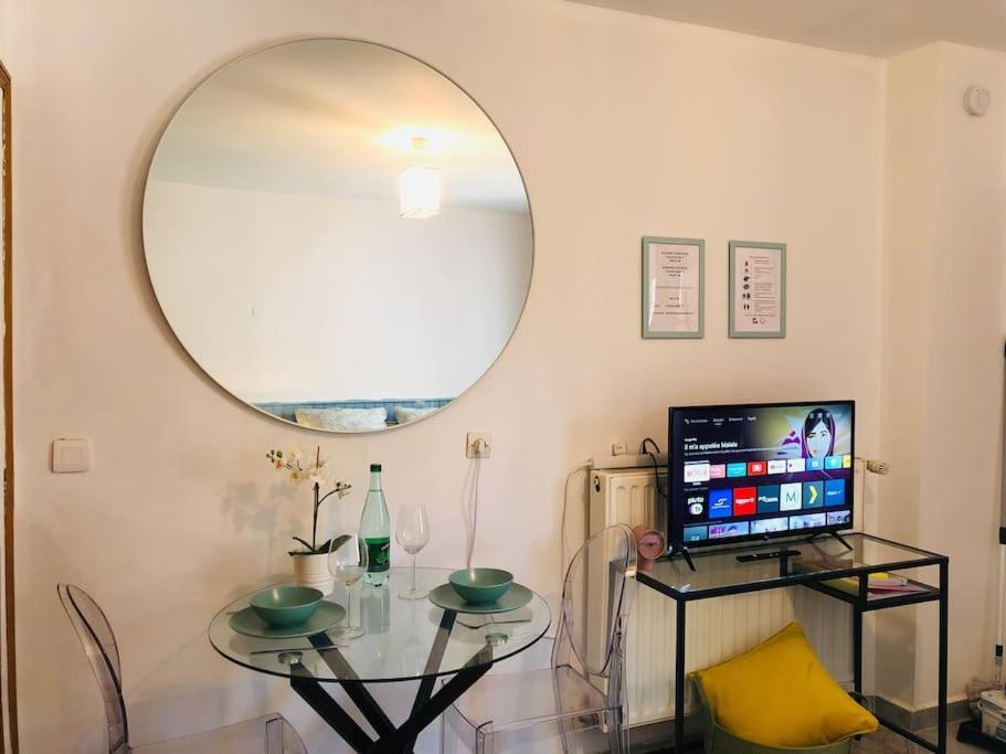 Cosy Studio Design With Modern Bathroom Vaureal Extérieur photo