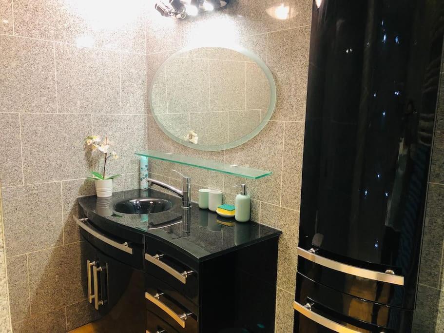 Cosy Studio Design With Modern Bathroom Vaureal Extérieur photo