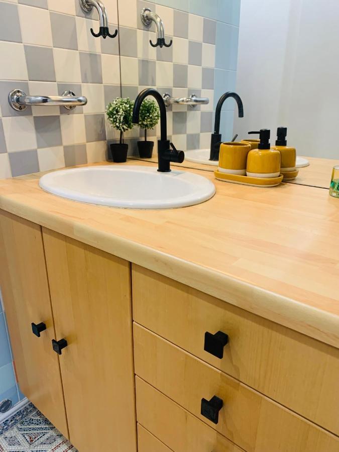 Cosy Studio Design With Modern Bathroom Vaureal Extérieur photo