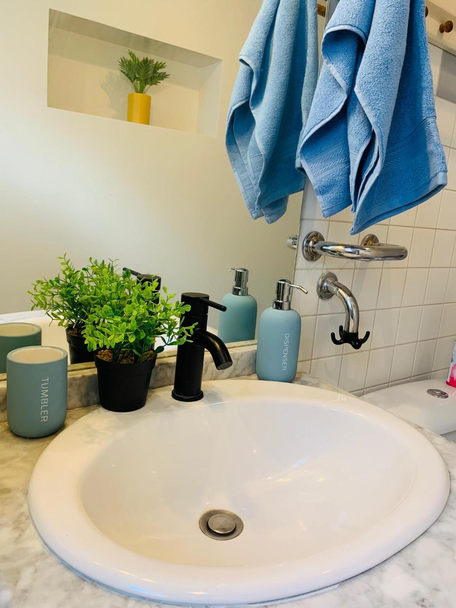 Cosy Studio Design With Modern Bathroom Vaureal Extérieur photo
