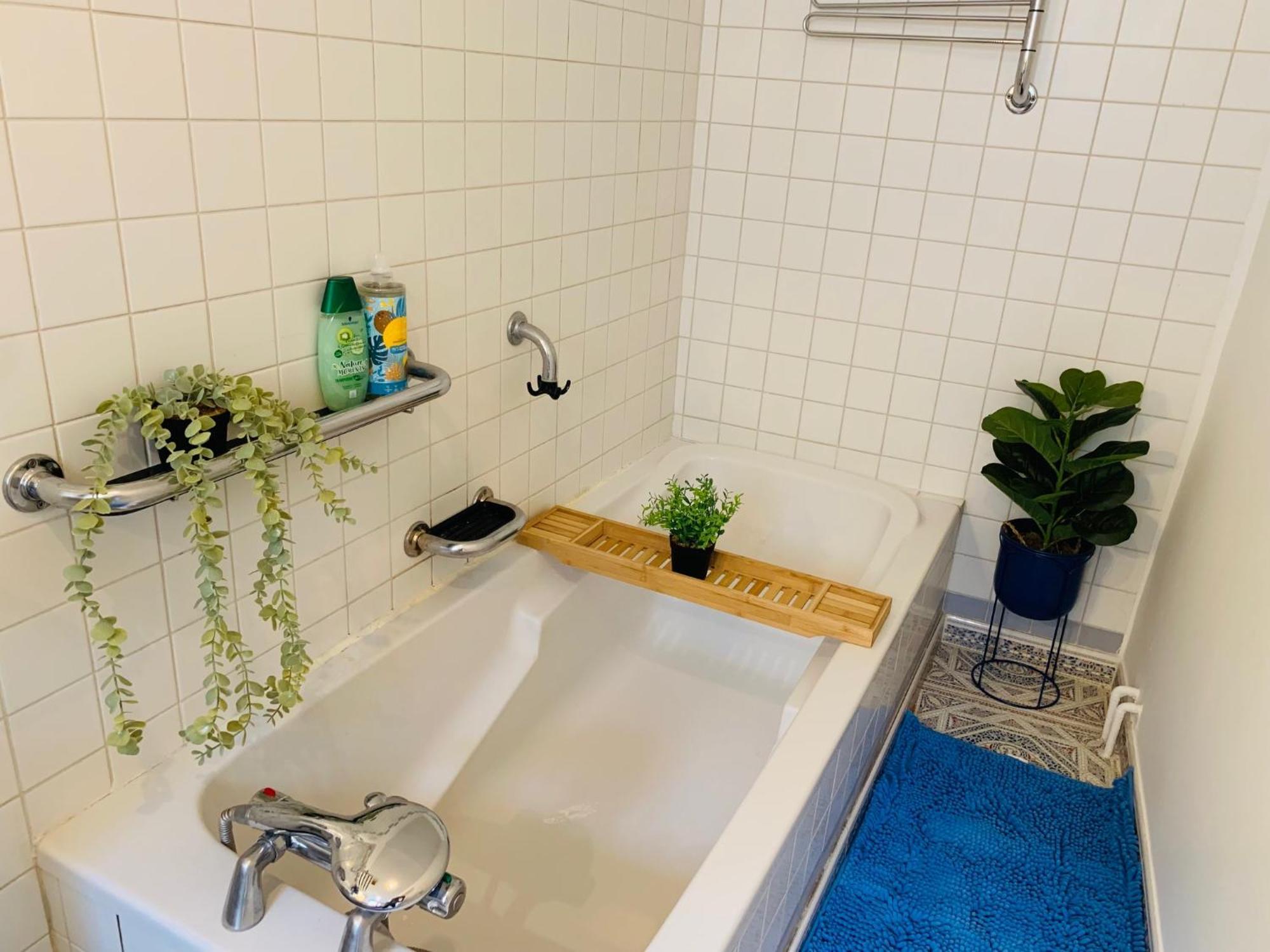 Cosy Studio Design With Modern Bathroom Vaureal Extérieur photo